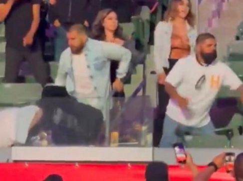 Τρομερό ξύλο μεταξύ θεατών σε αγώνα πυγμαχίας (vid)