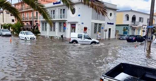 Σφοδρή καταιγίδα και χαλάζι στην Κεφαλονιά: Πλημμύρισαν δρόμοι – Αεροπλάνο επέστρεψε στην Αθήνα