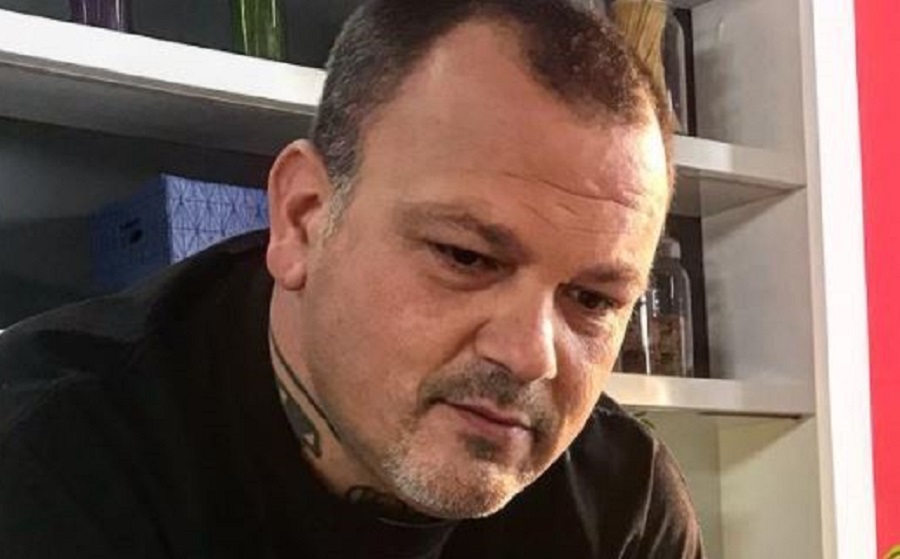 Δημήτρης Σκαρμούτσος: Το σοβαρό πρόβλημα υγείας του γιού του – «Έπρεπε να βαφτιστεί στο νοσοκομείο»