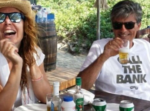 O Ευαγγελάτος έκανε το μονοδοσικό εμβόλιο και η Τατιάνα παρουσιάζει περιχαρής τις… παρενέργειες! (vid)