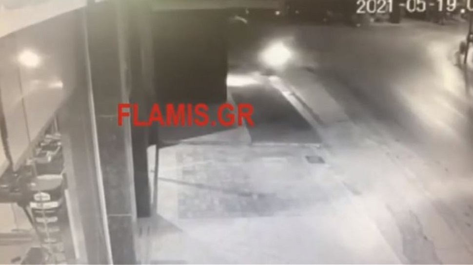 Πάτρα: Σοκαριστικό βίντεο – Η στιγμή που 33χρονος «καρφώνεται» με τη μηχανή του σε κατάστημα
