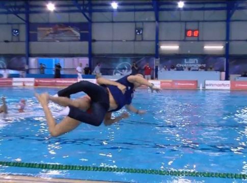 Ολυμπιακός: Η βουτιά του Βλάχου μετά την κατάκτηση του πρωταθλήματος (vid)