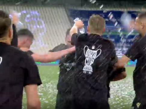 Μπουγέλο των παικτών στον Πάμπλο Γκαρσία την ώρα των δηλώσεων (vid)