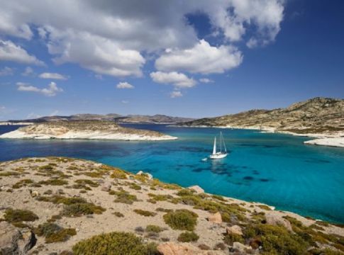 ΑΑΔΕ: Εφοριακοί με μαγιό θα παριστάνουν τους τουρίστες στα ελληνικά νησιά