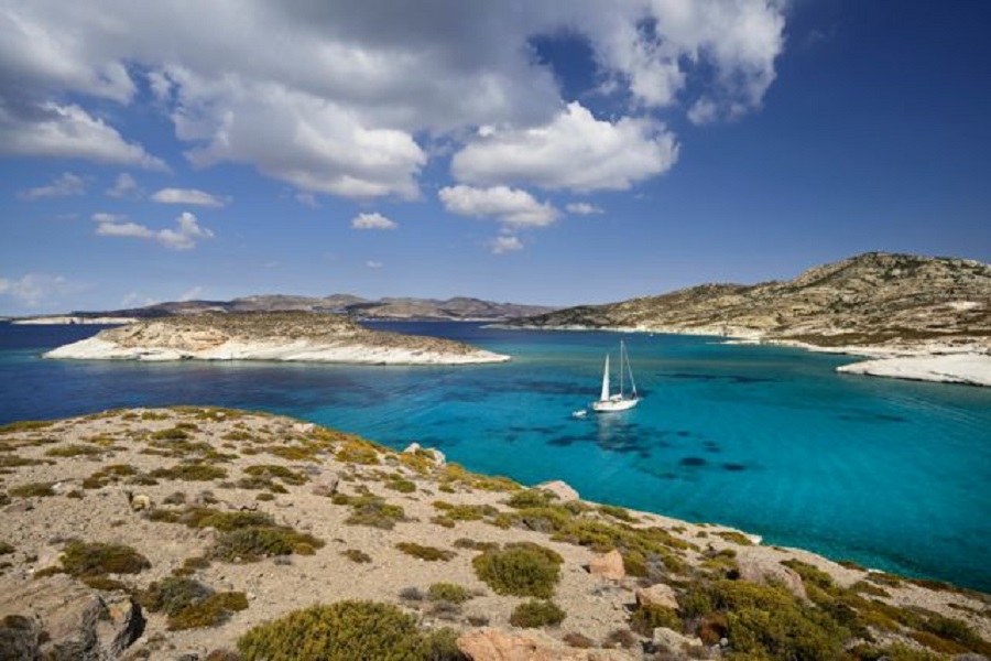 ΑΑΔΕ: Εφοριακοί με μαγιό θα παριστάνουν τους τουρίστες στα ελληνικά νησιά