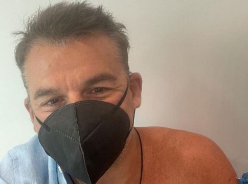 Ο Γιώργος Λιάγκας έπαθε σοκ – Απίστευτο περιστατικό λιποθυμίας με το εμβόλιο (vid)