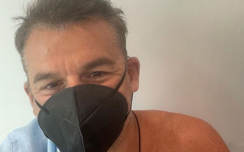 Ο Γιώργος Λιάγκας έπαθε σοκ – Απίστευτο περιστατικό λιποθυμίας με το εμβόλιο (vid)