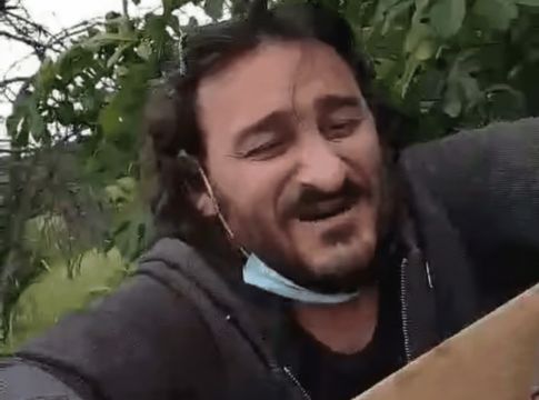 Πήλιο: Ο ηθοποιός Βασ. Χαραλαμπόπουλος σώζει ένα σκυλάκι που ήταν πεταμένο σε κάδο σκουπιδιών (vid)