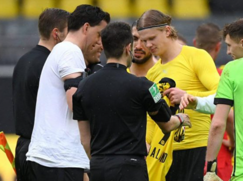 Χάαλαντ: Αντάλλαξε την μπλούζα του με διαιτητή που «κρεμάει» την σφυρίχτρα του (vid)