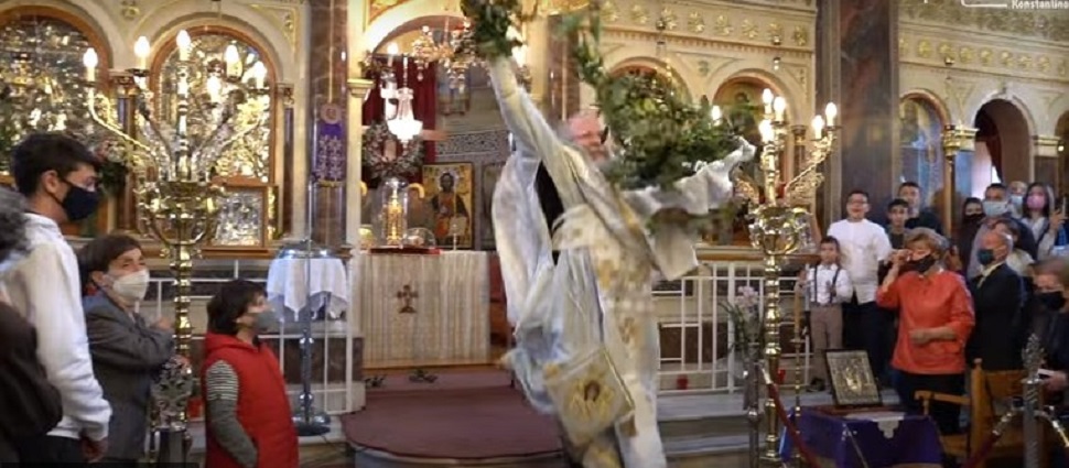 Χίος: O «ιπτάμενος» ιερέας έκλεψε και πάλι την παράσταση στην πρώτη Ανάσταση (vids)
