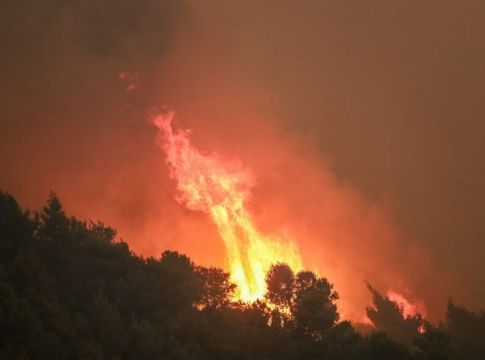 Δεύτερη νύχτα πύρινης κόλασης: Εκκενώνονται οικισμοί – Συναγερμός στα Μέγαρα