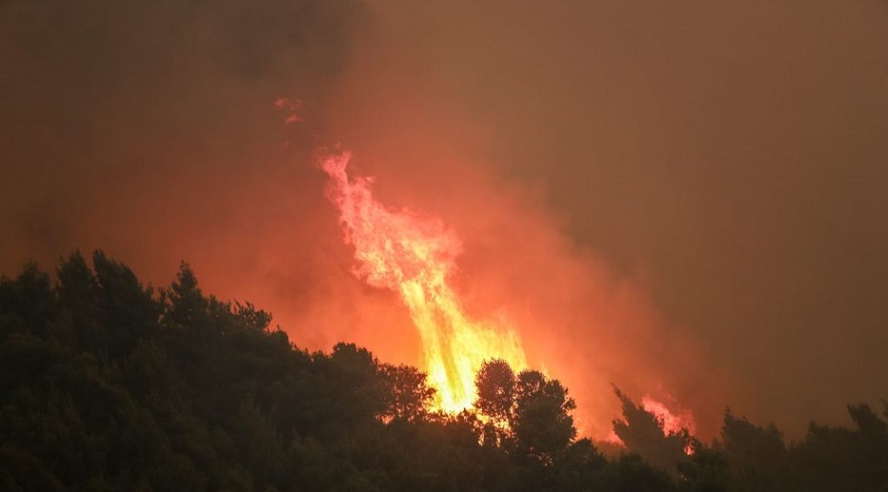 Δεύτερη νύχτα πύρινης κόλασης: Εκκενώνονται οικισμοί – Συναγερμός στα Μέγαρα