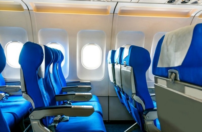 Δεν θα πιστέψετε το λόγο που τα καθίσματα των αεροπλάνων είναι μπλε