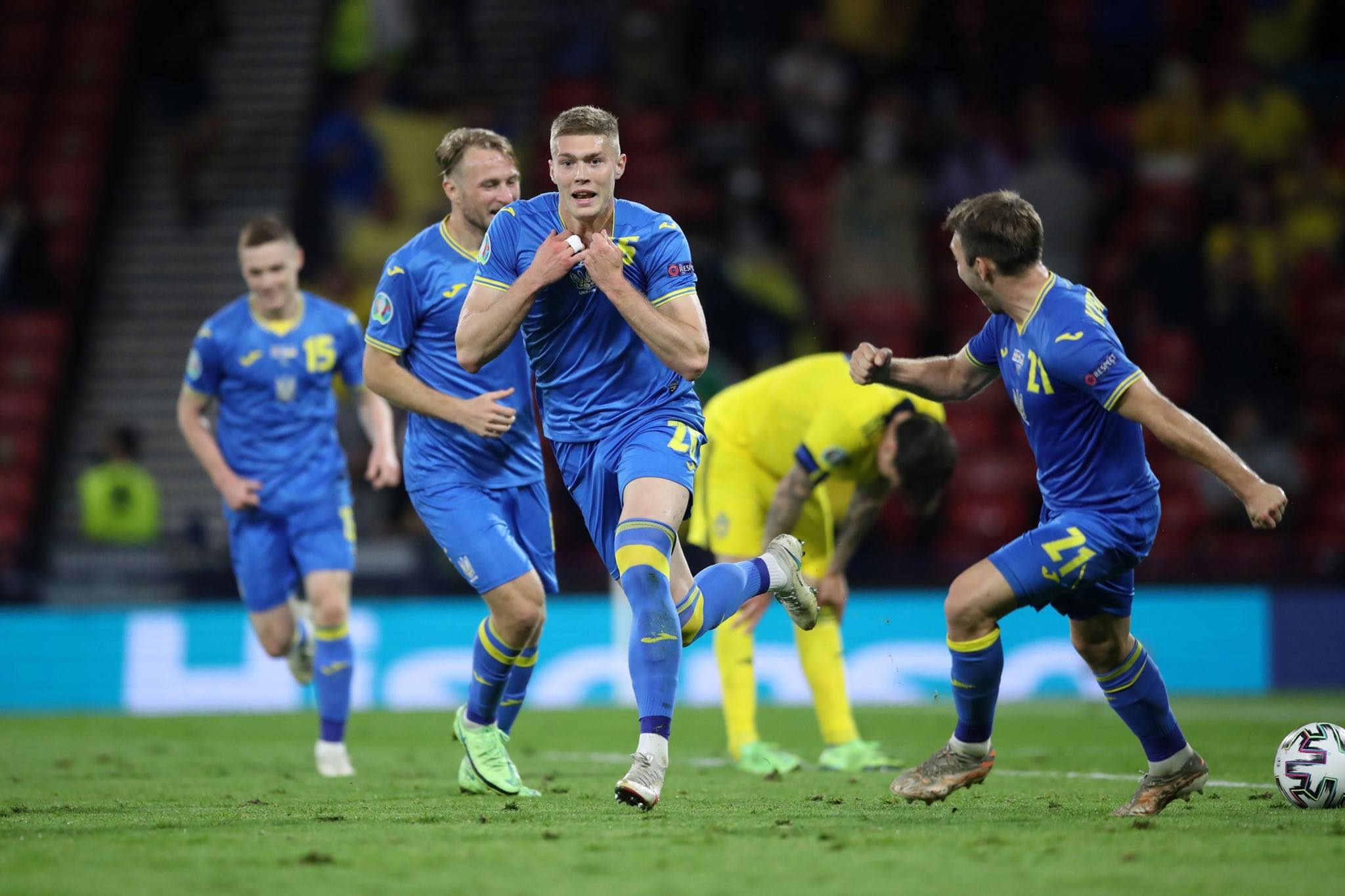 Συνεχίζει να ονειρεύεται η Ουκρανία: Buzzer beater του Ντόβπικ και ραντεβού με την Αγγλία! (2-1, 1-1 κ.δ.)