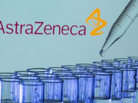 Απίστευτο αλαλούμ με το AstraZeneca – Τι συστήνουν οι ειδικοί για τον εμβολιασμό
