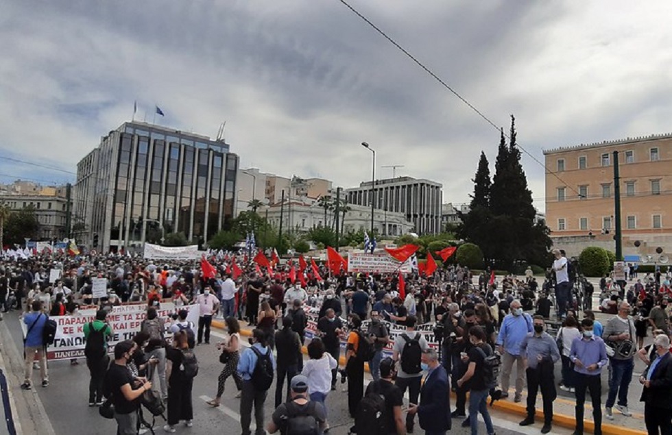 Κατάργηση 8ωρου: Tι συμβαίνει σε κλάδους και επιχειρήσεις και τι ακριβώς φέρνει η νέα ρύθμιση Χατζηδάκη