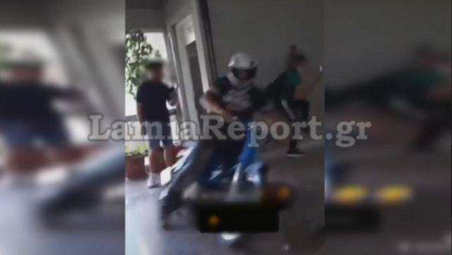Λαμία: Μαθητής «μπούκαρε» με το μηχανάκι στο σχολείο κι έγινε χαμός (vid)