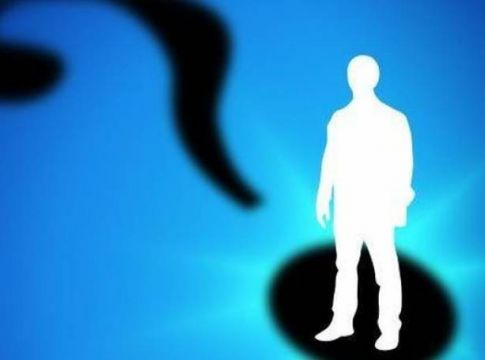Πρώην υπουργός του ΣΥΡΙΖΑ κάνει τον νταή στη μέση του δρόμου: «Και ποιος είσαι εσύ που…»