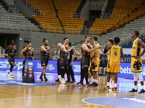 ΑΕΚ – Προμηθέας: Ένταση στην ανάπαυλα, απομακρύνθηκε από τα επίσημα φίλαθλος της ΑΕΚ