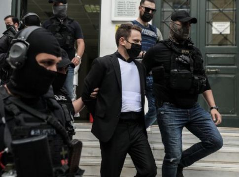 Γλυκά Νερά: Παραιτήθηκε ένας από τους δικηγόρους του συζυγοκτόνου (vid)