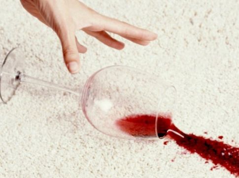 Λεκές από κόκκινο κρασί: Δείτε πώς θα τον αφαιρέσετε