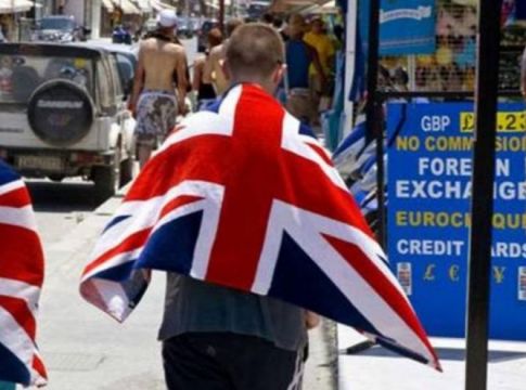 «Πορτοκαλί» παραμένει η Ελλάδα για τη Βρετανία – «Παράθυρο» για τους πλήρως εμβολιασμένους