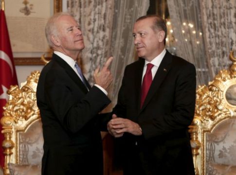 Ο Ερντογάν σε ρόλο… καλού παιδιού – «Ρίχνει άγκυρες» σε Μπάιντεν και Μακρόν