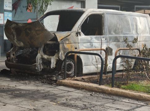 Κυψέλη: Εμπρηστική επίθεση σε εταιρεία ταχυμεταφορών – Κάηκαν ολοσχερώς οχήματα (pics)