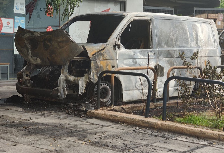 Κυψέλη: Εμπρηστική επίθεση σε εταιρεία ταχυμεταφορών – Κάηκαν ολοσχερώς οχήματα (pics)