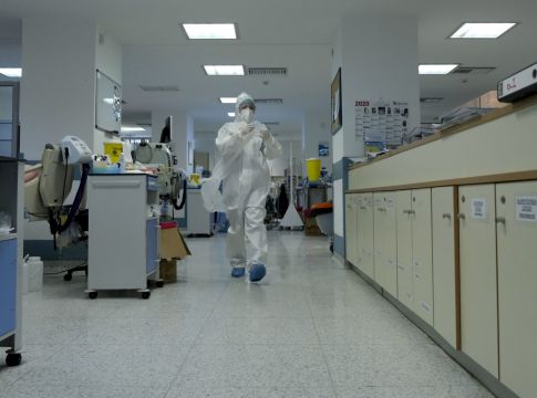 Χαμηλά σήμερα τα νέα κρούσματα – Μικρή αύξηση διασωληνωμένων