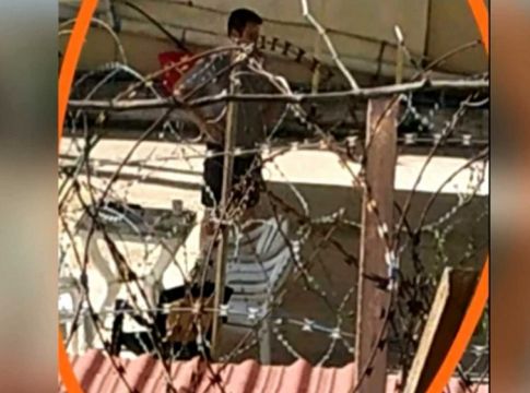 Φωτογραφία – ντοκουμέντο του συζυγοκτόνου μέσα από τη φυλακή