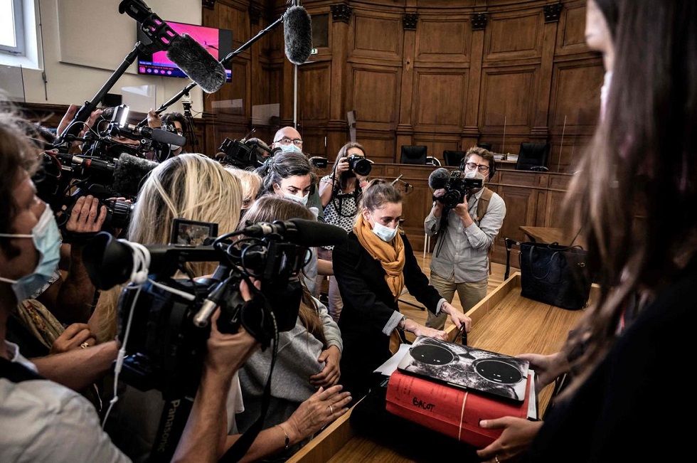 Λιποθύμησε από συγκίνηση η «συζυγοκτόνος» Βαλερί Μπακό – Ο εισαγγελέας εισηγείται να αφεθεί ελεύθερη