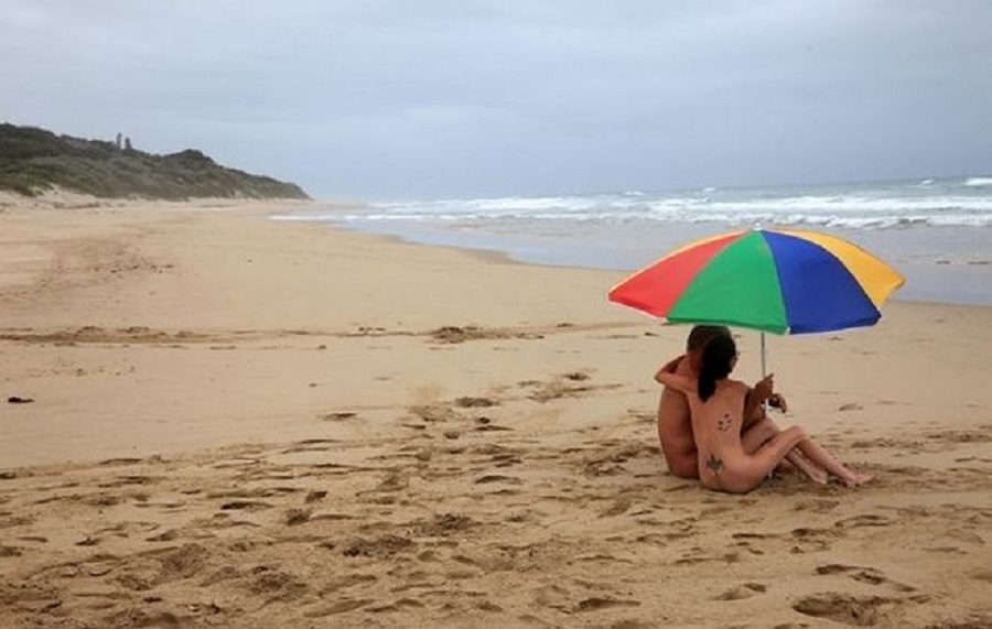 Άγριος καβγάς σε παραλία γυμνιστών: Ξυλοκόπησε παρέα επειδή αρνούνταν… να γδυθούν