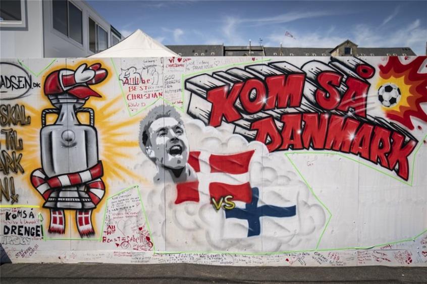 Η Κοπεγχάγη γέμισε με γκράφιτι του Έρικσεν (pics)