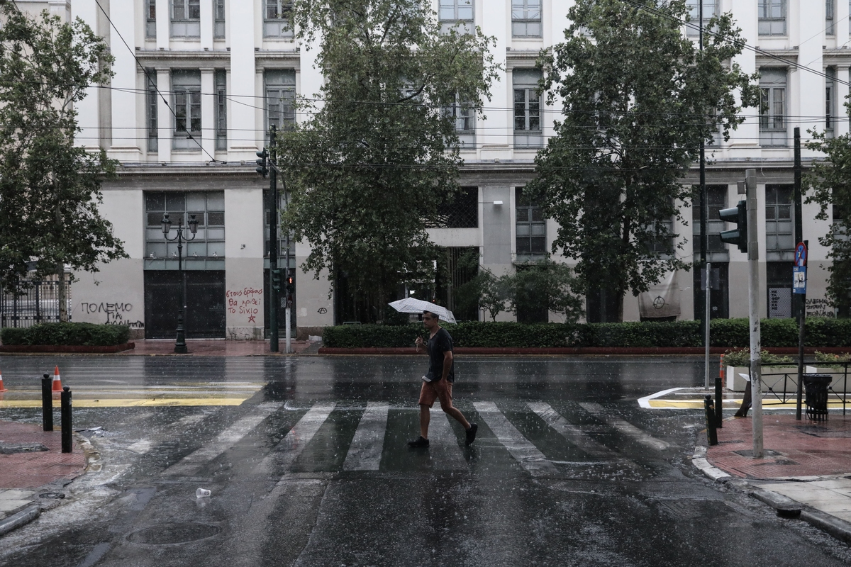 Μαύρα σύννεφα ξανά πάνω από την Αττική – Υδροσίφωνας στην Αρτέμιδα