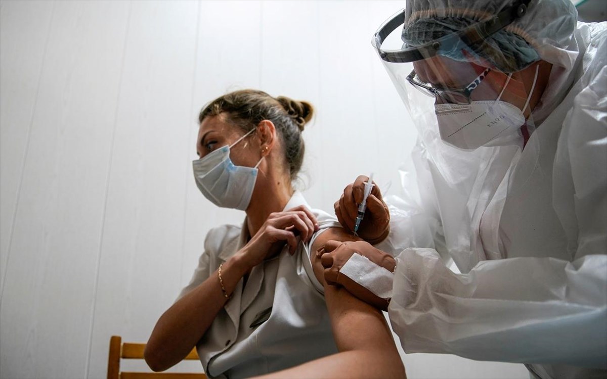 Πελώνη: «Δεν τίθεται ζήτημα απόλυσης μη εμβολιασμένων εργαζομένων»