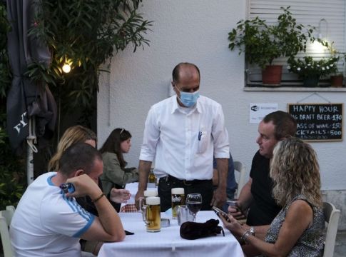 «Διχάζουν» τα covid free εστιατόρια και μπαρ – Είναι συνταγματικός ο αποκλεισμός των μη εμβολιασμένων;