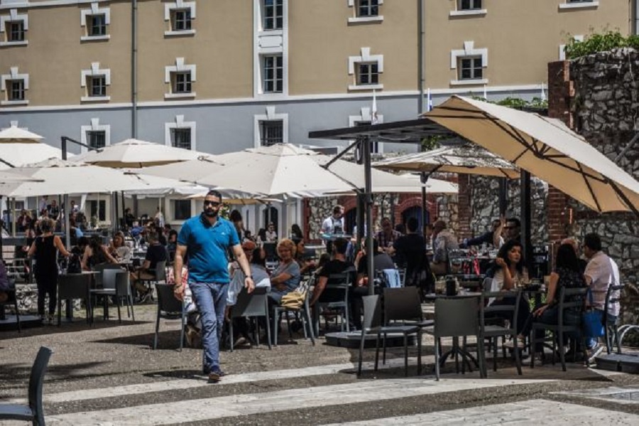 Ωράριο καταστημάτων: Τι ώρα κλείνουν μπαρ, εστιατόρια μετά την άρση απαγόρευσης κυκλοφορίας