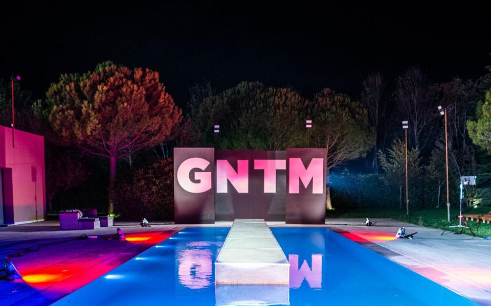 Παίκτρια του GNTM ποζάρει topless και αναστατώνει το Instagram