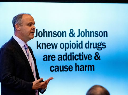 Σταματά την πώληση οπιοειδών η Johnson & Johnson – Θα πληρώσει 230 εκατ. δολάρια