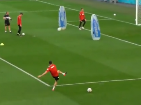 Ο Λεβαντόφσκι κατέστρεψε ένα κινητό με μια… σέντρα (vids)