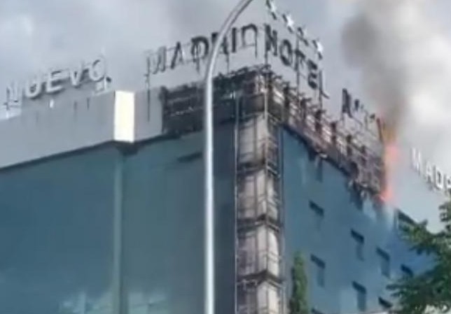 Μεγάλη φωτιά σε ξενοδοχείο στη Μαδρίτη – Εικόνες που κόβουν την ανάσα (vids)