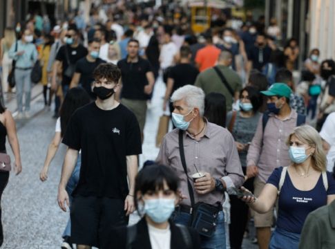 Κορωνοϊός: Οι ανεμβολίαστοι φουντώνουν το τέταρτο κύμα – Φόβος για έκρηξη κρουσμάτων τις επόμενες εβδομάδες