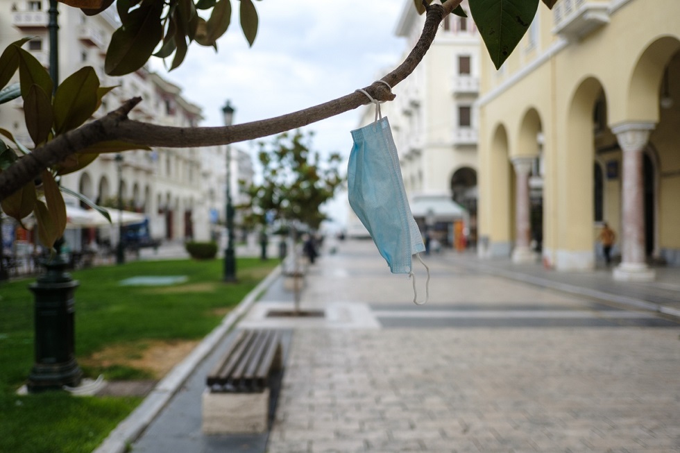 Πότε θα… πέσουν οι μάσκες σε εξωτερικούς χώρους – Εντός της ημέρας οι αποφάσεις