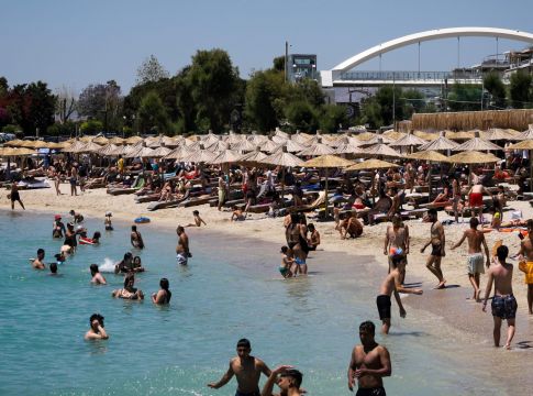 Οι μεταλλάξεις βομβαρδίζουν το «τείχος ανοσίας» – Οι φόβοι των ειδικών και τα όπλα των πολιτών