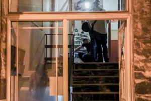Ξεσπά η μητέρα του 35χρονου που βίασε την καθαρίστρια στα Πετράλωνα: «Εύχομαι να τον πιάσετε, δεν αντέχω άλλο»