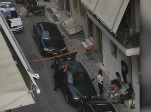 Η ΕΛΑΣ πολιορκεί το σπίτι βιαστή στα Πετράλωνα – Κάλεσε 50χρονη να του καθαρίσει το σπίτι και της επιτέθηκε
