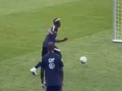 To απίθανο no-look κοντρόλ του Πογκμπά (vid)