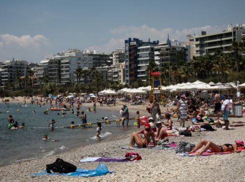 Τα κίνητρα επιβράβευσης για τους εμβολιασμένους και οι φόβοι για 4ο κύμα κορωνοϊού