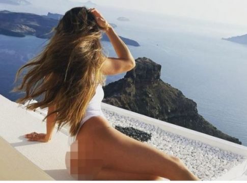 Από τα πλατό του Σκάι στη Σαντορίνη ποζάροντας με την πίσω όψη της